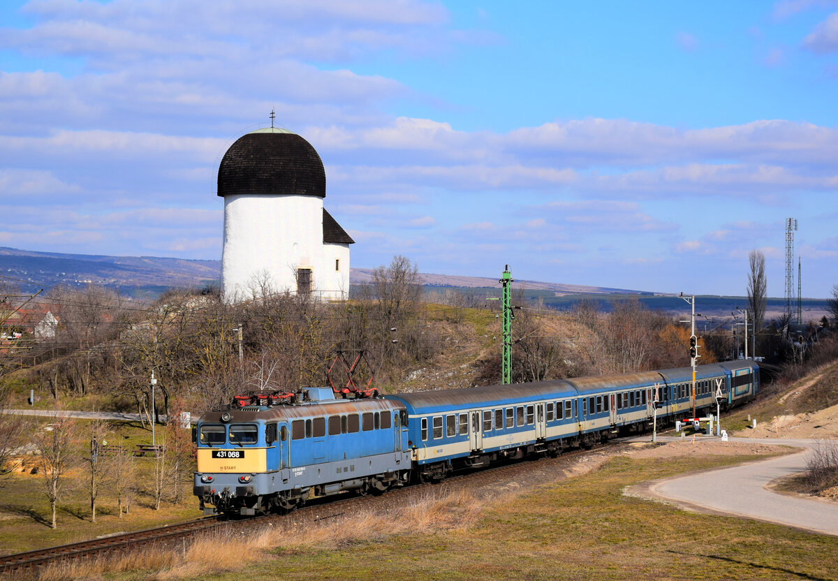 Ein Zug mit der Rotunda ist immer ein schönes Motiv. Hier ist die MÁV-Start Szili 431 068 (V43 1068) mit dem Göcsej Intercity auf dem Weg nach Zalaegerszeg.
Öskü, 12.02.2022.