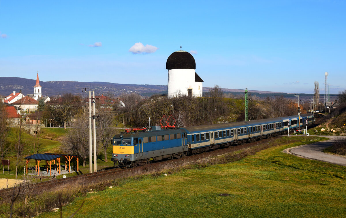 Ein Zug mit der Rotunda ist immer ein schönes Motiv. Hier ist die MÁV-Start Szili 431 077 (V43 1077) mit dem Göcsej Intercity 954 auf dem Weg nach Zalaegerszeg. Öskü, 07.01.2023.