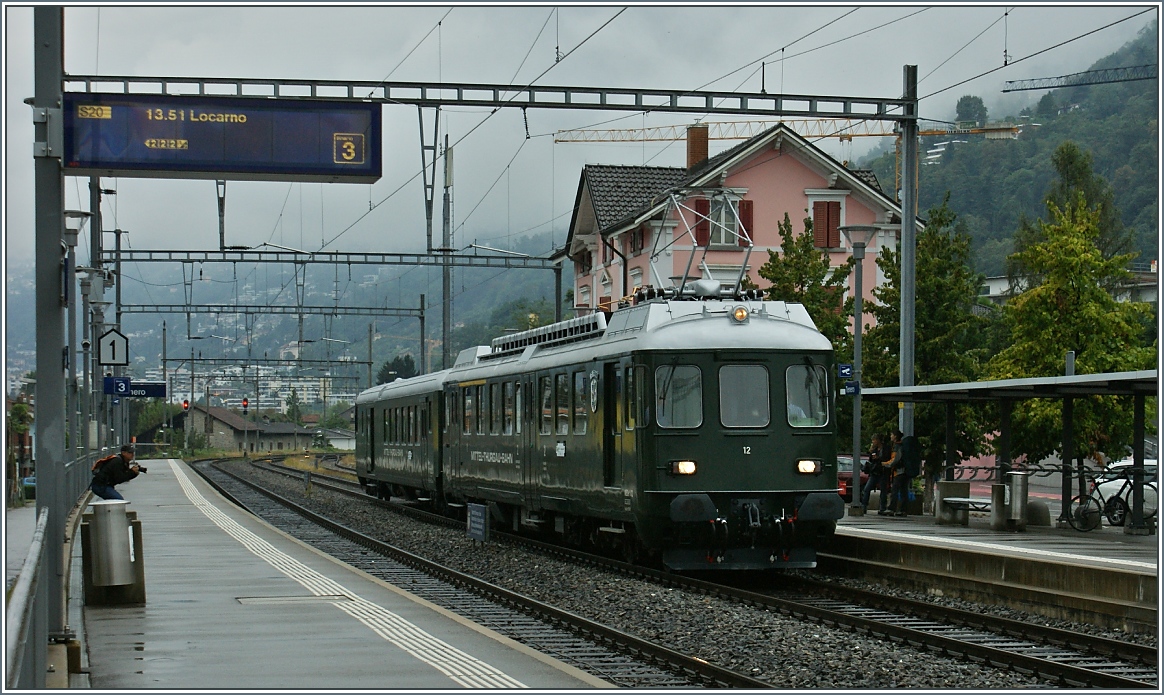 Ein Zug der Mittelthurgaubahn auf dem Weg in Richtung Bodensee bei der Durchfahrt in Tenero.
(15.09.2013)