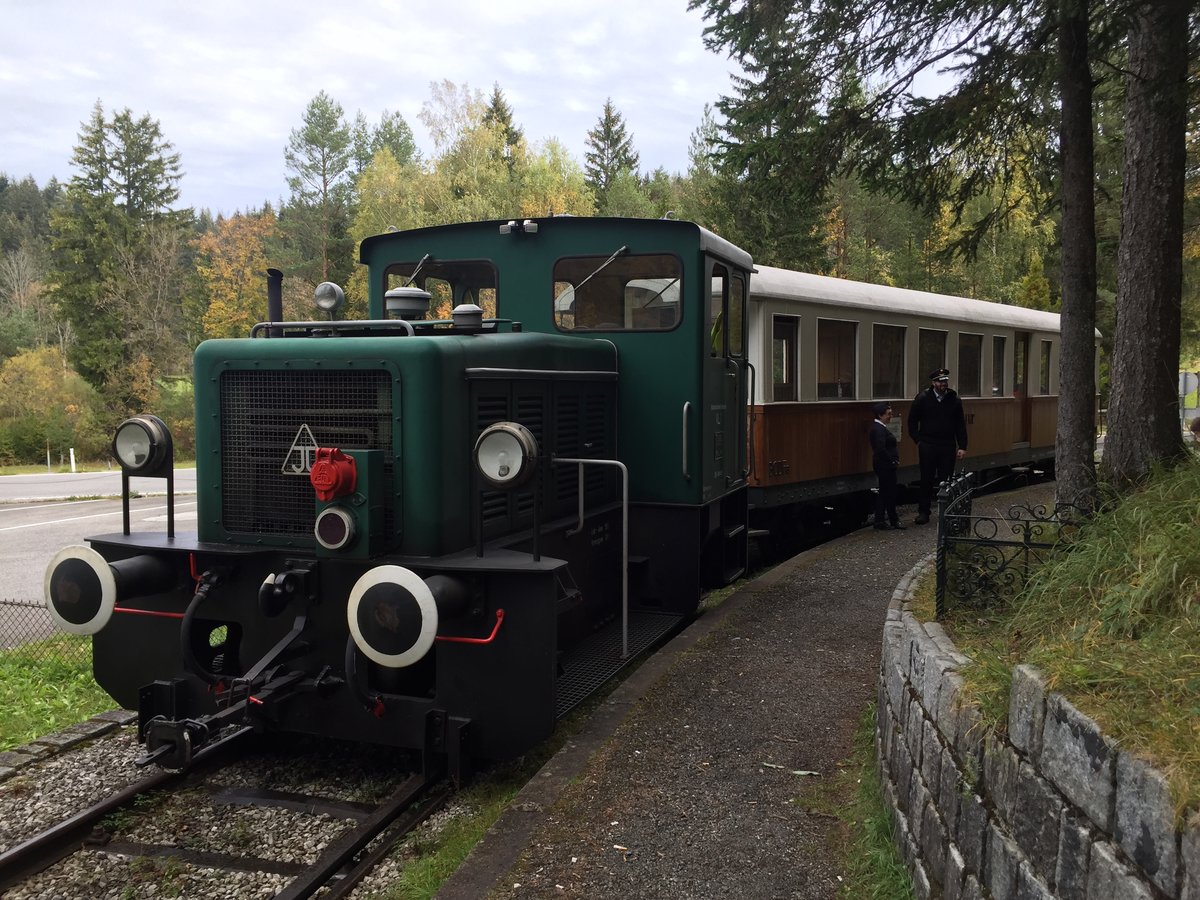 Ein Zug der MTM wartet am 17.10.2018 in der Haltestelle auf seine nächste Fahrt Richtung Mariazell.