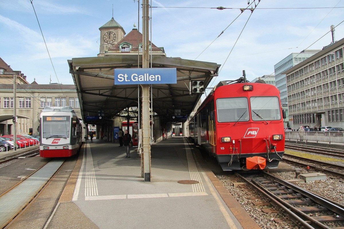 Ein Zug nach Trogen/AR links und ein Zug nach Gais/AR rechts im Endbahnhof St.Gallen.25.02.14
