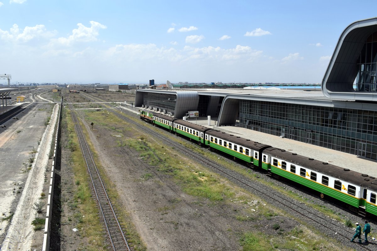 Ein Zug der Nairobi Commuter Railway wartet am 18.09.2017 darauf die ankommenden Fahrgäste aus Mombasa in die Innenstadt von Nairobi zu bringen.