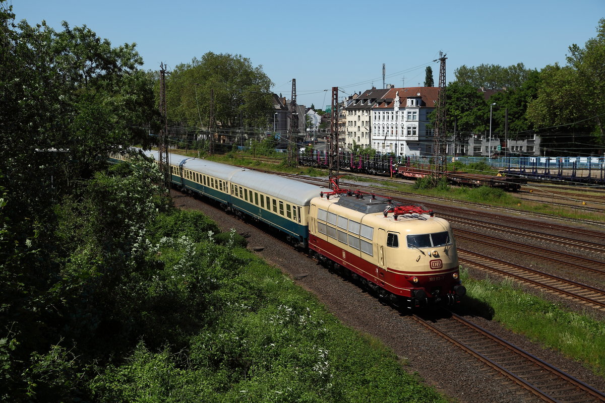 Ein Zug nch dem Konzept  IC 79  war der freitags verkehrende Zusatz-IC 2420 nach Flensburg, der am 25.05.2012 erstmals mit der 103 113 bespannt wurde. Aufnahme bei Mülheim-Styrum.