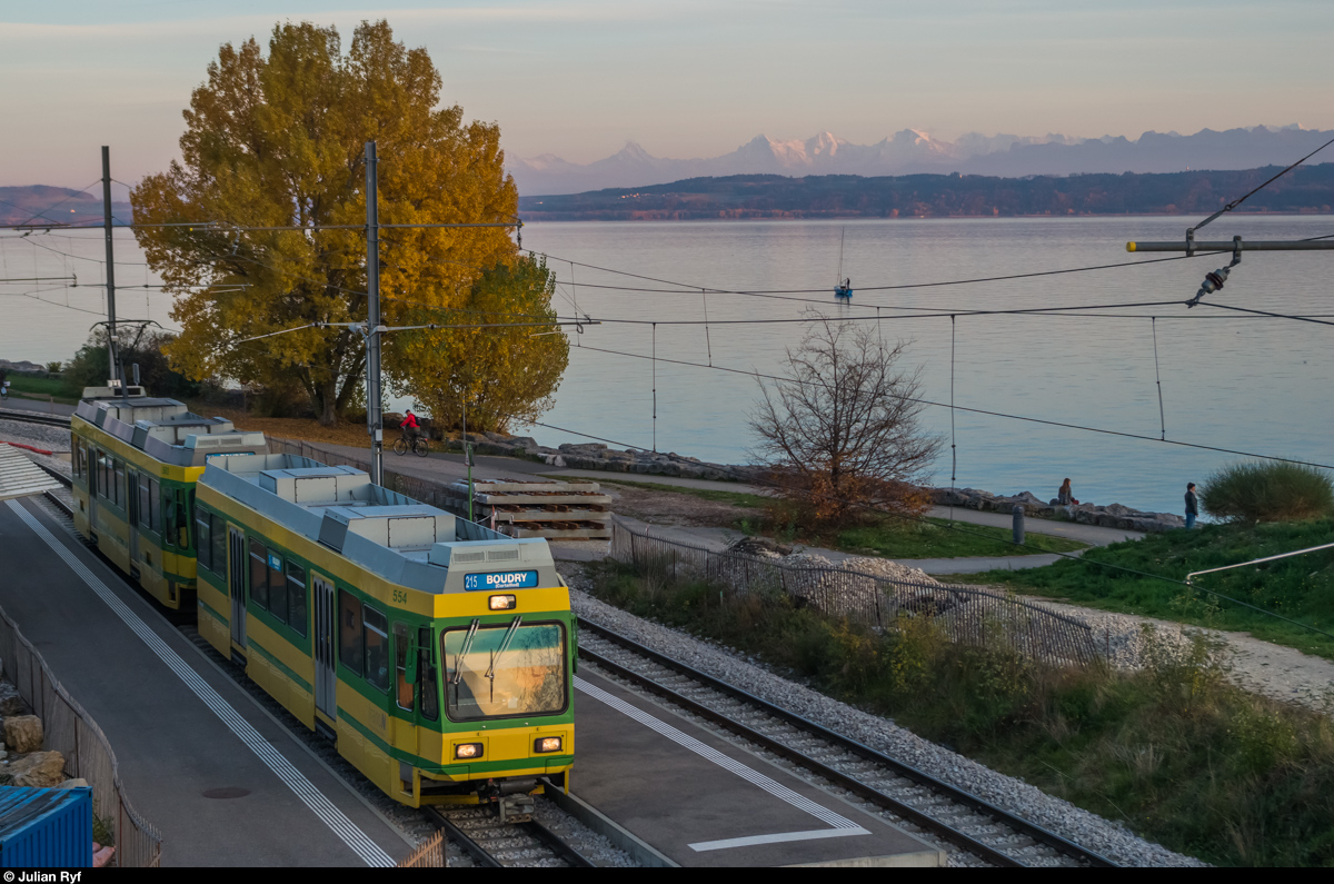 Ein Zug der Neuenburger Strassenbahn nach Boudry macht am Abend des 07.11.2015 Halt in Port-de-Serrires.