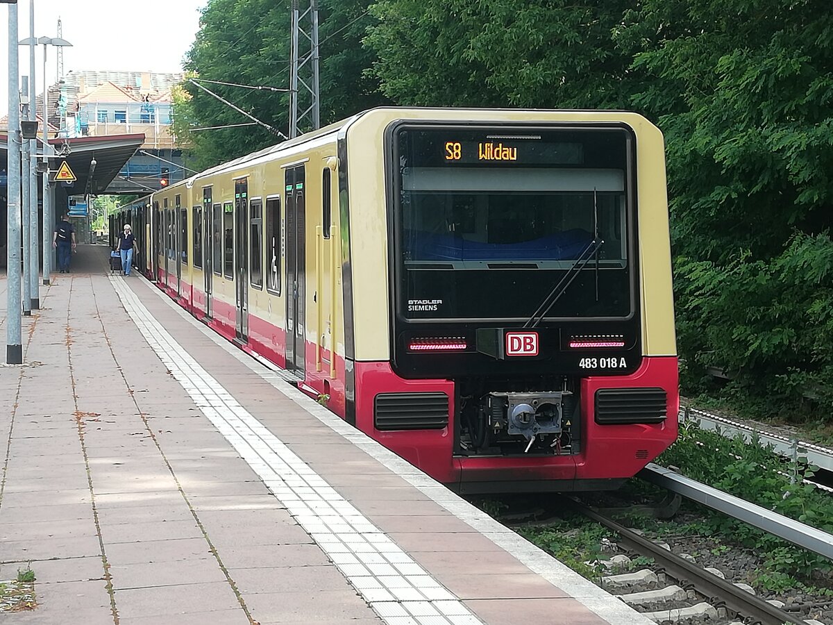 Ein Zug der neuesten S-Bahnen Reihe für Berlin, 483 018A sthet mit weiteren Wagen in Birkenwerder b. Berlin abd´fahrberit als S8 nach Wildau. Aufgenommen am 28.06.2023