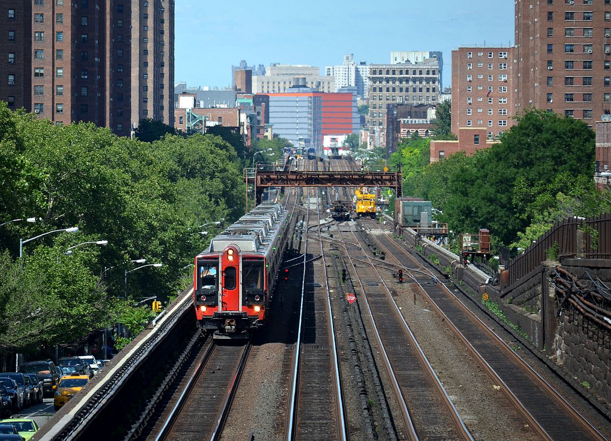 Ein Zug der New Yorker  Metro North Railroad  auf dem Weg zum  Grand Central Terminal , kurz vor dem Tunnel Höhe der 97. Straße Ost in Harlem. 13.6.2015