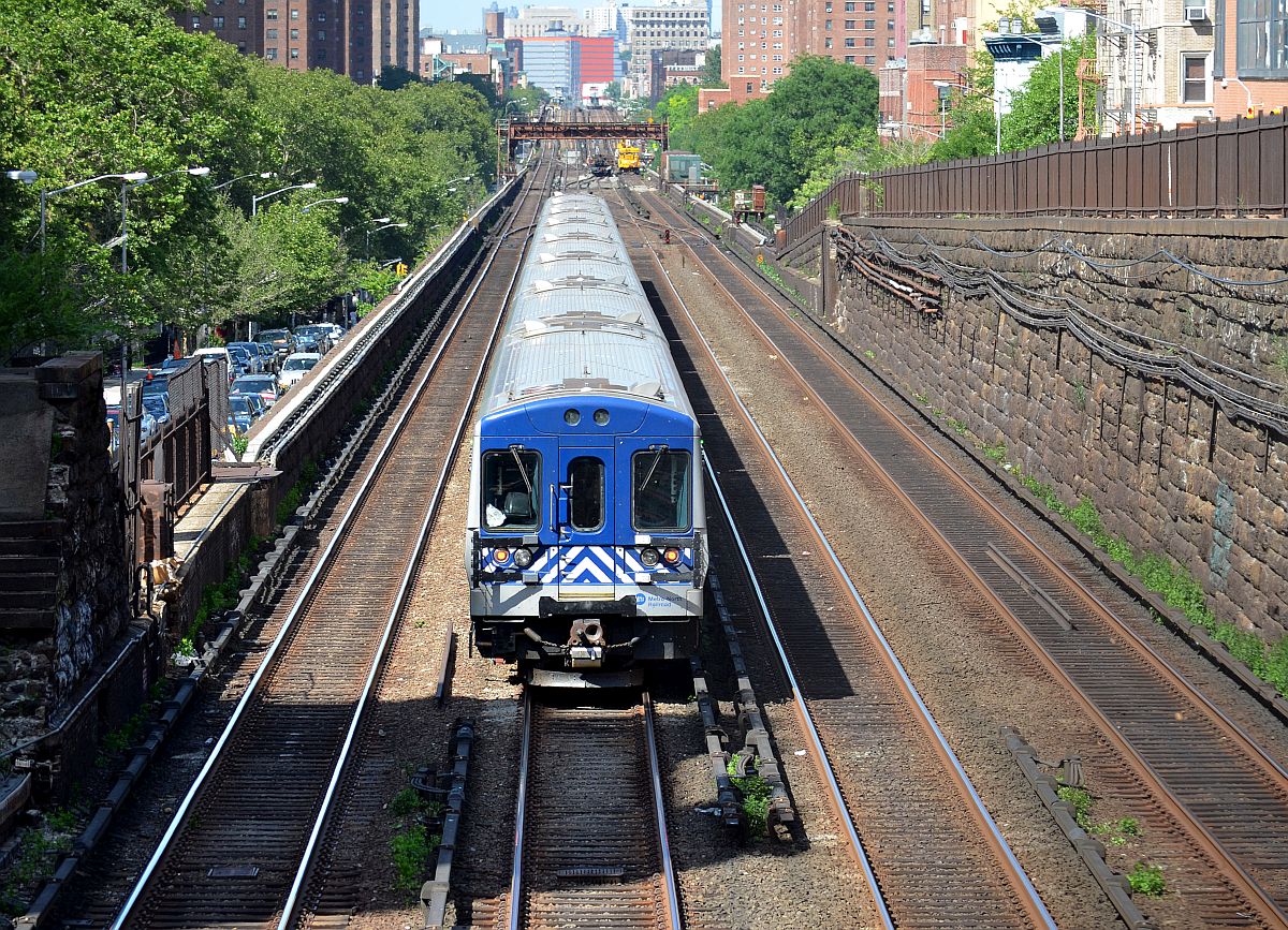 Ein Zug der New Yorker  Metro North Railroad  ist gerade aus dem Tunnel Höhe 97. Straße Ost in Harlem gekommen und muss nun vor einer Baustelle stoppen. 13.6.2015 