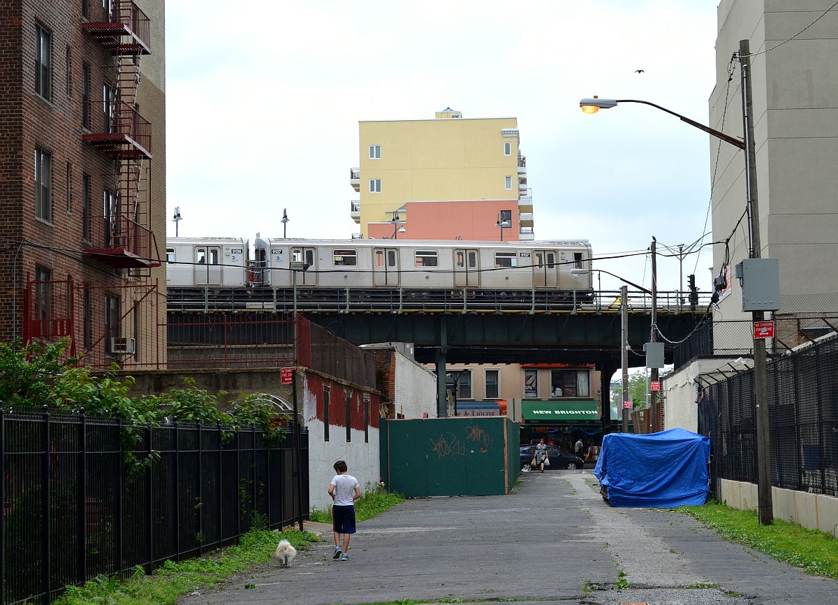 Ein Zug der New Yorker Subway auf dem Hochbahnviadukt von Brighton Beach, an der Atlantikküste im Süden Brooklyns. 19.6.2014 