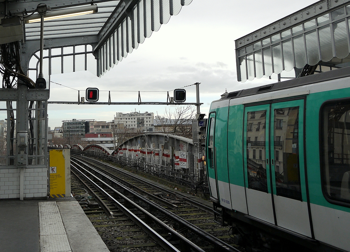 Ein Zug der Pariser Metro in der Station  Barbès-Rochechouart , Linie 2.  17.1.2014