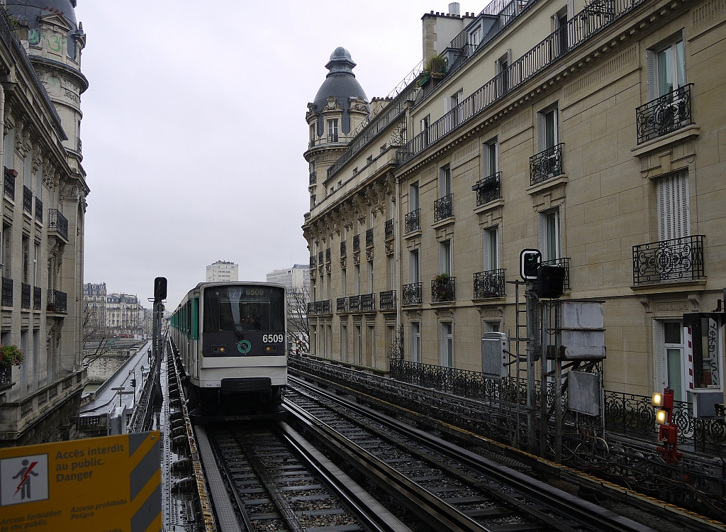 Ein Zug der Pariser Metrolinie 6 hat gerade die Seine überquert und erreicht nun die Station  Passy . 15.1.2014