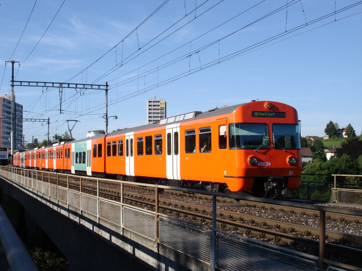 Ein Zug der RBS-Linie S7 mit dem Be 4/12 51 am Schluss befährt am 31. Juli 2007 die Aarebrücke in Worblaufen.