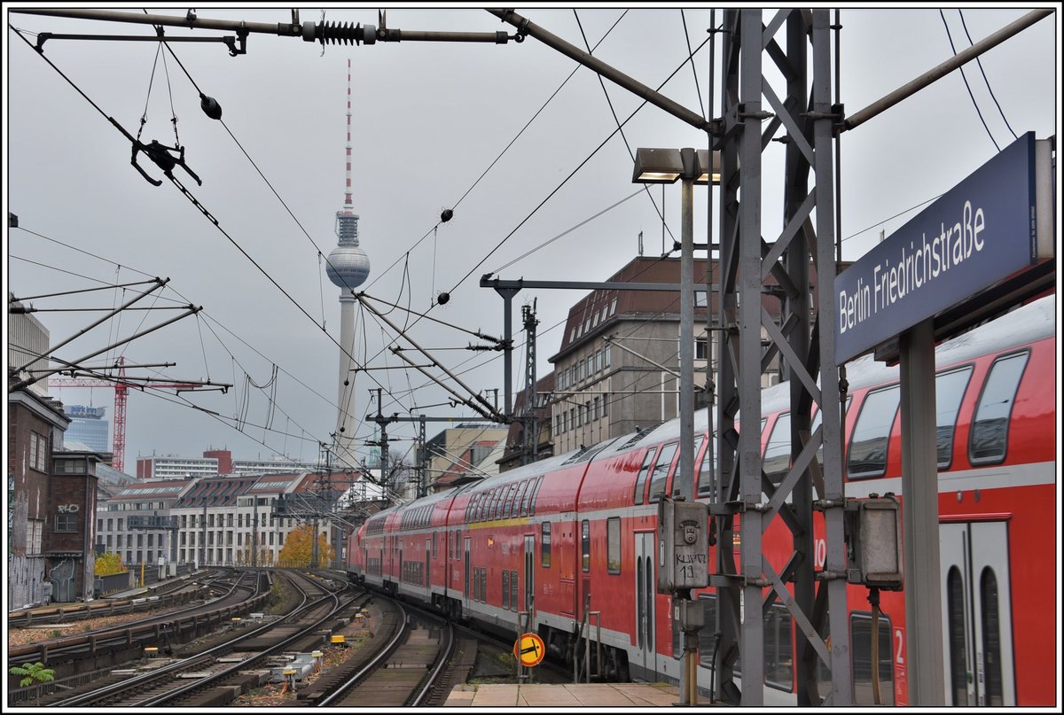 Ein Zug der RE1 nach Eisenhüttenstadt verlässt Berlin Friedrichstrasse. (18.11.2019)