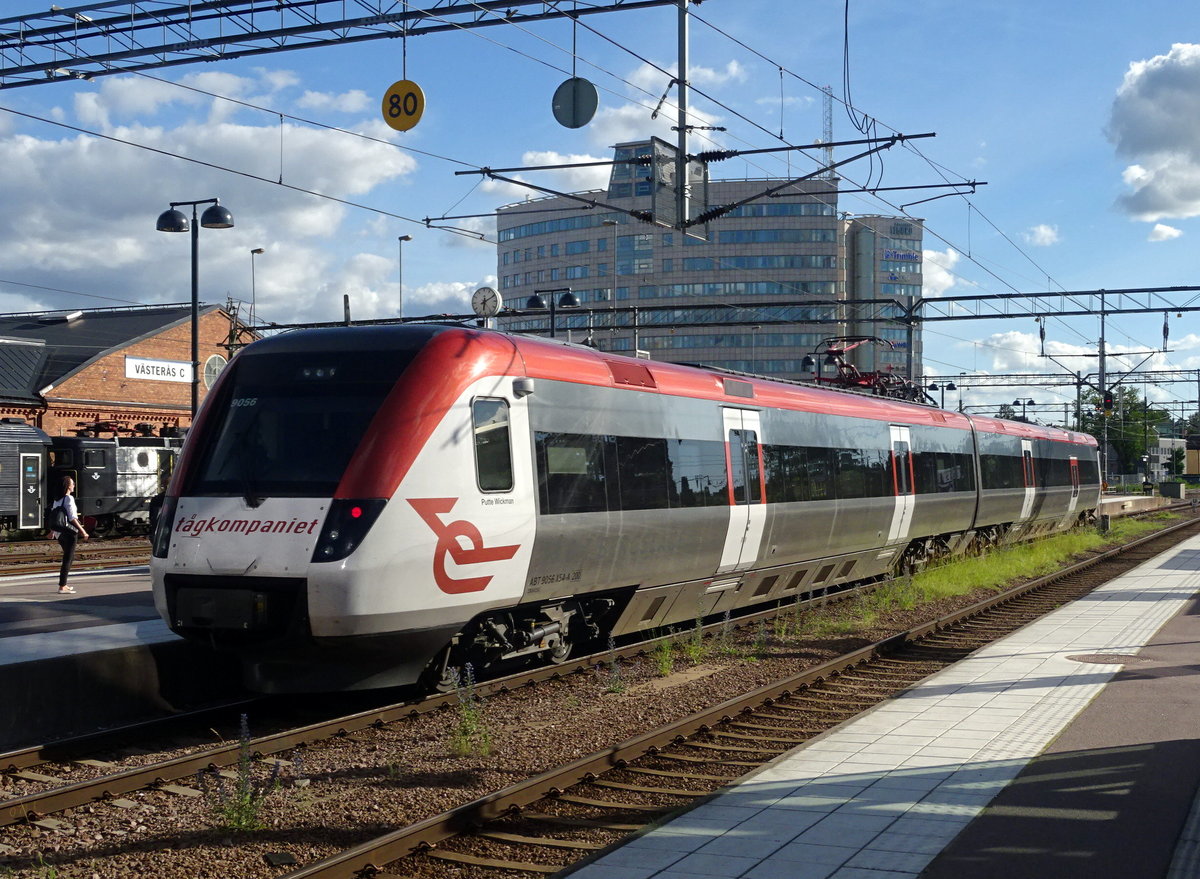 Ein Zug der  Regina -Reihe X54, hier im Dienst der privaten  Tagkompaniet , wendet am Bahnsteig in Västeras C, Schweden. Aufgenommen am 28.6.2016
