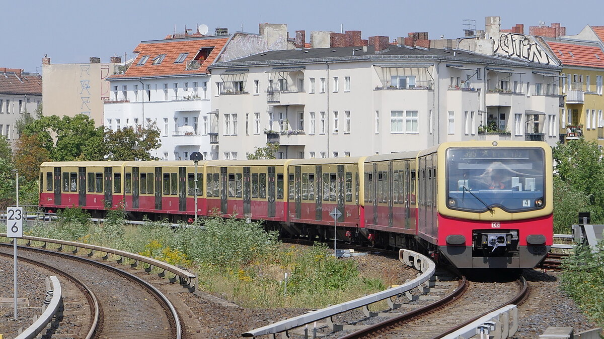 Ein Zug der S-Bahn Linie S45 (BR 481) zum Flughafen BER bei Einfahrt in Berlin Südkreuz; 14.08.2022
