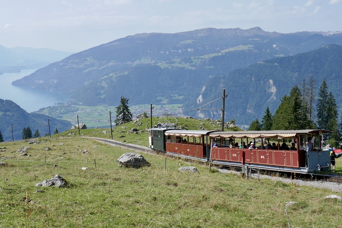 Ein Zug der Schynigen Platte Bahn bei einem weiteren Zwischenstopp für Gleitschirmflieger oberhalb von Breitlauenen, am 26.8.17.