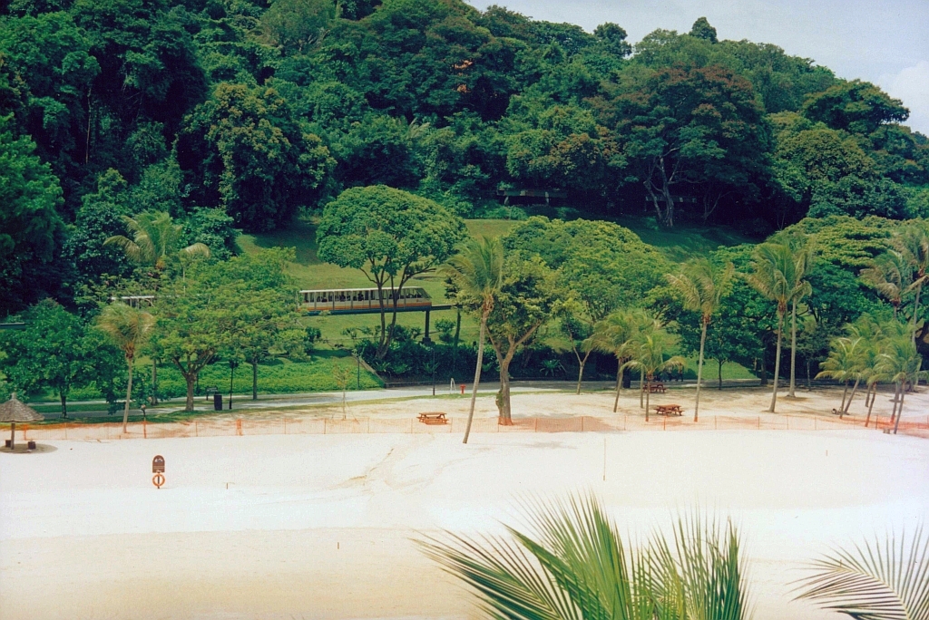 Ein Zug der SDC Sentosa Monorail hat soeben die Central Beach Station 5 in Richtung Ficus Station 6 verlassen. Bild vom 08.Mai 2002. (Fotoscan)