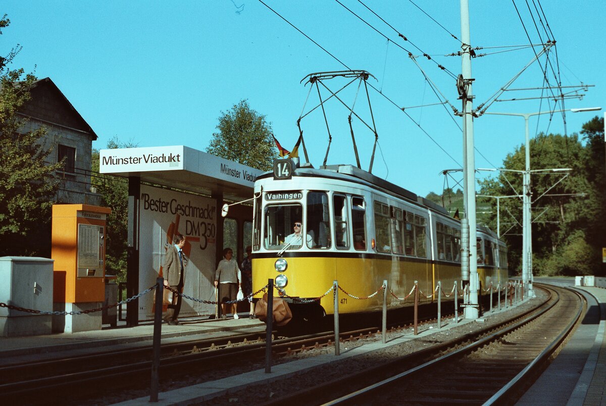 Ein Zug der Serie GT4 auf der Linie 14 der Stuttgarter Straßenbahn mit dem Fahrtziel Vaihingen bei der Station Münster-Viadukt. Oktober 1983