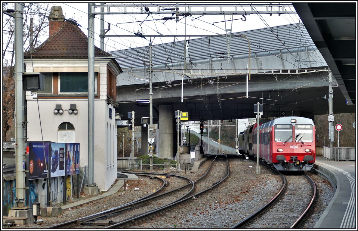 Ein Zug der Sihltalbahn fährt in Zürich Giesshübel ein. Über dem linken Gleis erkennt man die zwei Fahrleitungen mit Gleichstrom für die Uetlibergbahn (seitlich versetzt) und die Wechselstromfahrleitung für die Sihltalbahn und das Verbindungsgleis nach Zürich Wiedikon links. (09.01.2020)