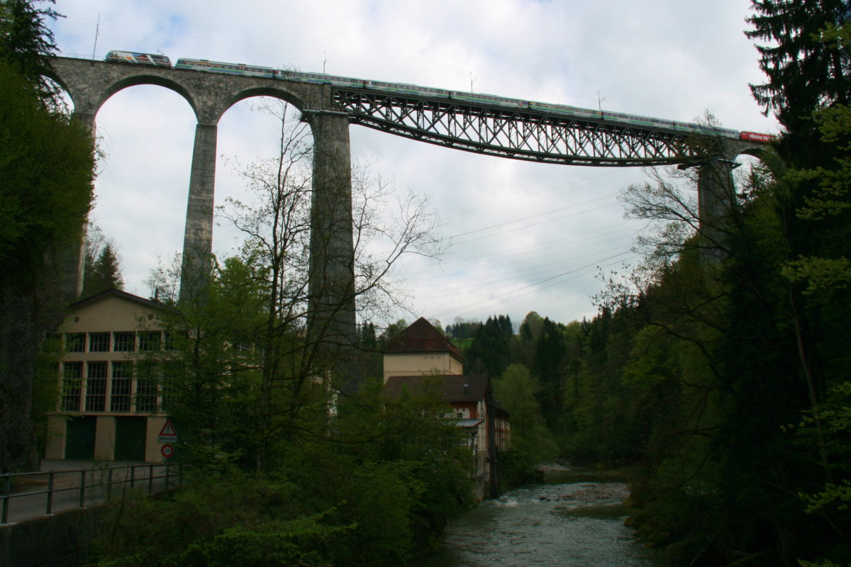 Ein Zug der SOB gezogen von einer Re 446 überquert das SOB Sitterviadukt in St. Gallen. Das SOB Sitterviadukt ist mit einer Länge von 365 m und einer Höhe von 99 m die höchste Bahnbrücke der Schweiz. Das Viadukt wurde 1908-1910 erbaut und steht vis á vis des SBB Sitterviadukt;04.05.2014