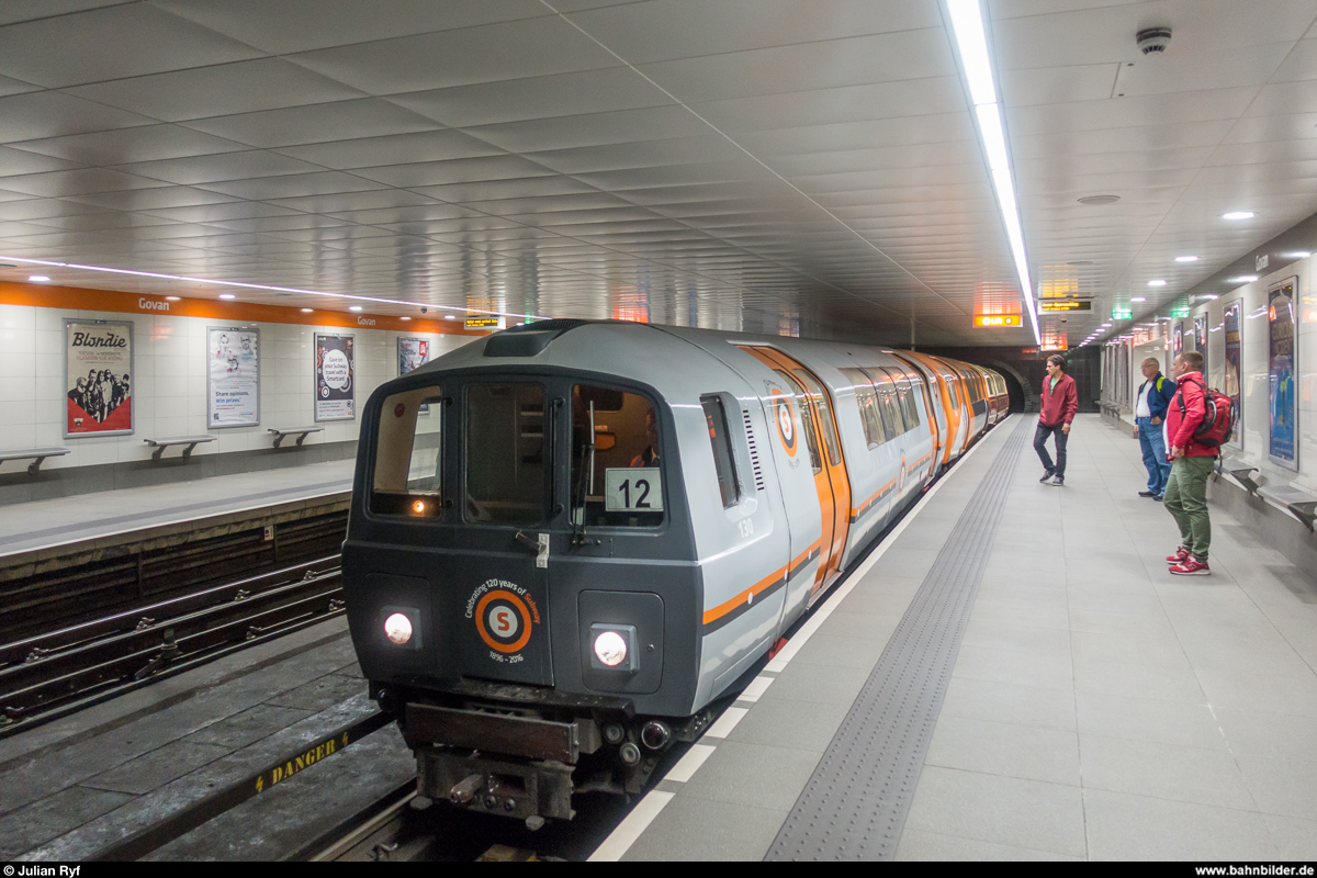 Ein Zug in Sonderbemalung für das 120-jährige Jubiläum der Glasgow Subway erreicht am 27. August 2017 die Station Govan auf dem Inner Circle. Hier gut zu sehen ist das sehr kleine Lichtraumprofil. Mit Eröffnung 1896 ist die Glasgow Subway die drittälteste U-Bahn der Welt.