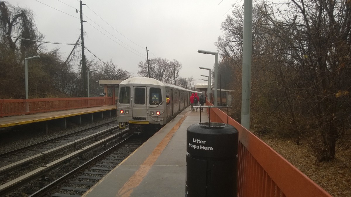 Ein Zug der Staten Island Railway fährt aus der Station Old Town in Richtung St. George aus. New York, Dezember 2014
