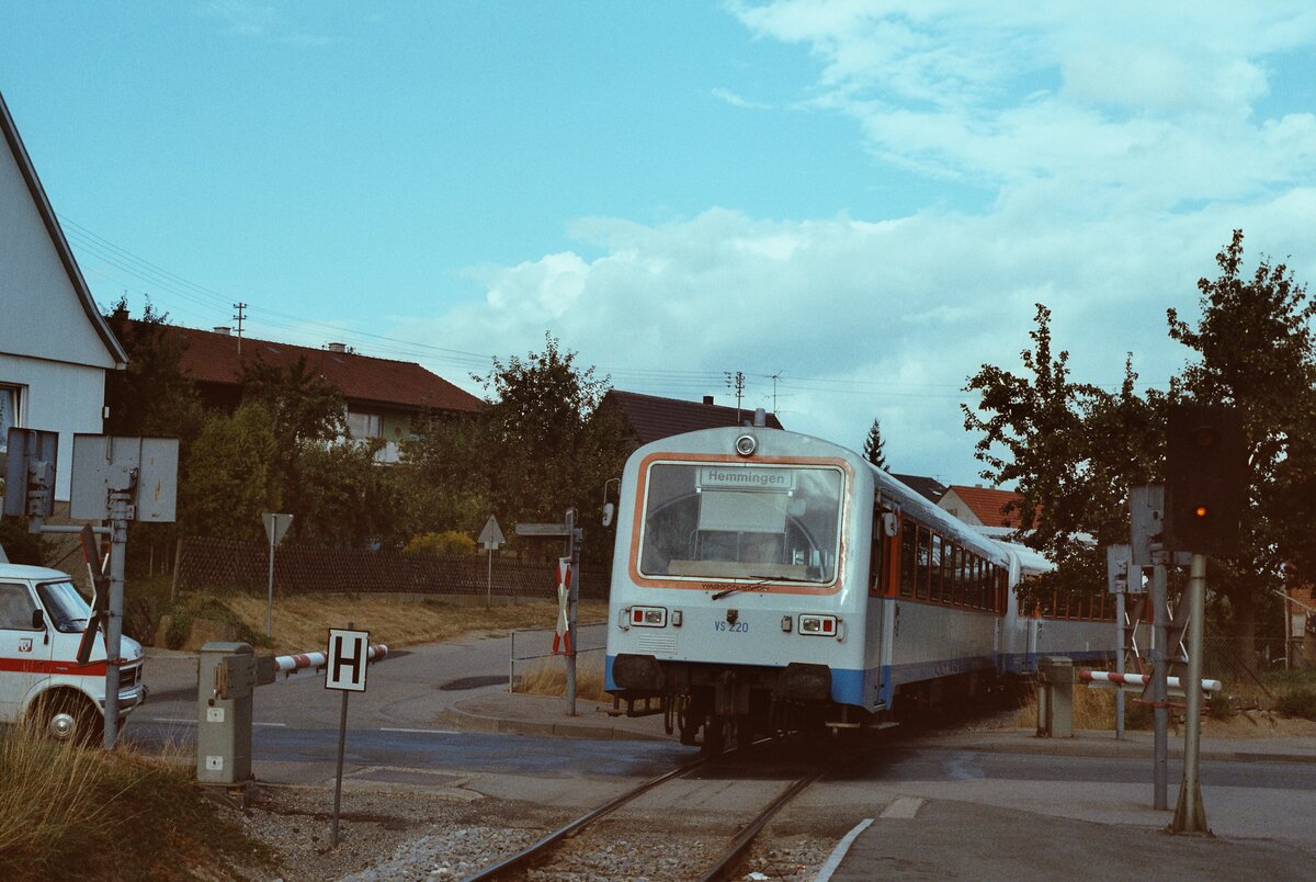 Ein Zug der Strohgäubahn aus zwei Wagen der Baureihe NE 81 erreicht 1983 soeben den Bahnhof Hemmingen. 
