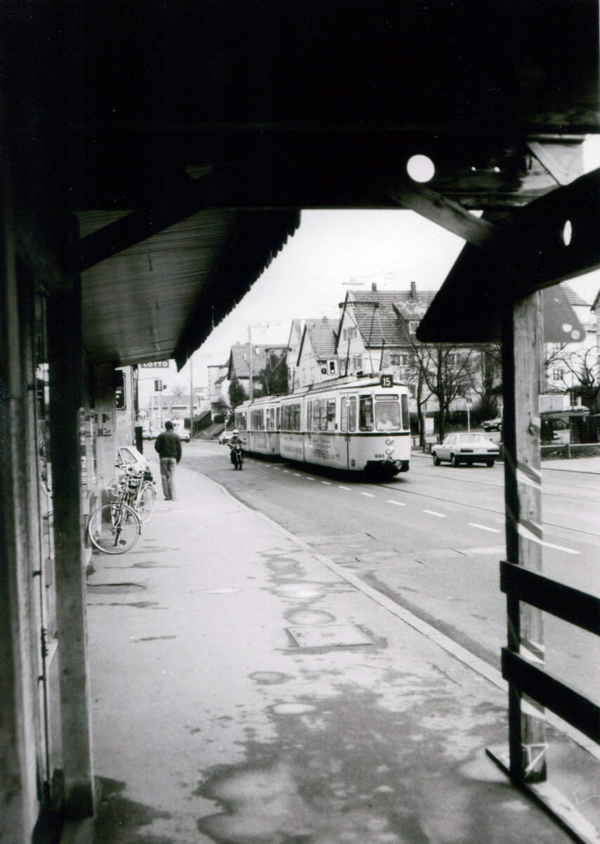 Ein Zug der Stuttgarter Straßenbahnlinie 15 fährt durch Sillenbuch (1983), die nächste Station ist die Eduard-Steinle-Straße.  