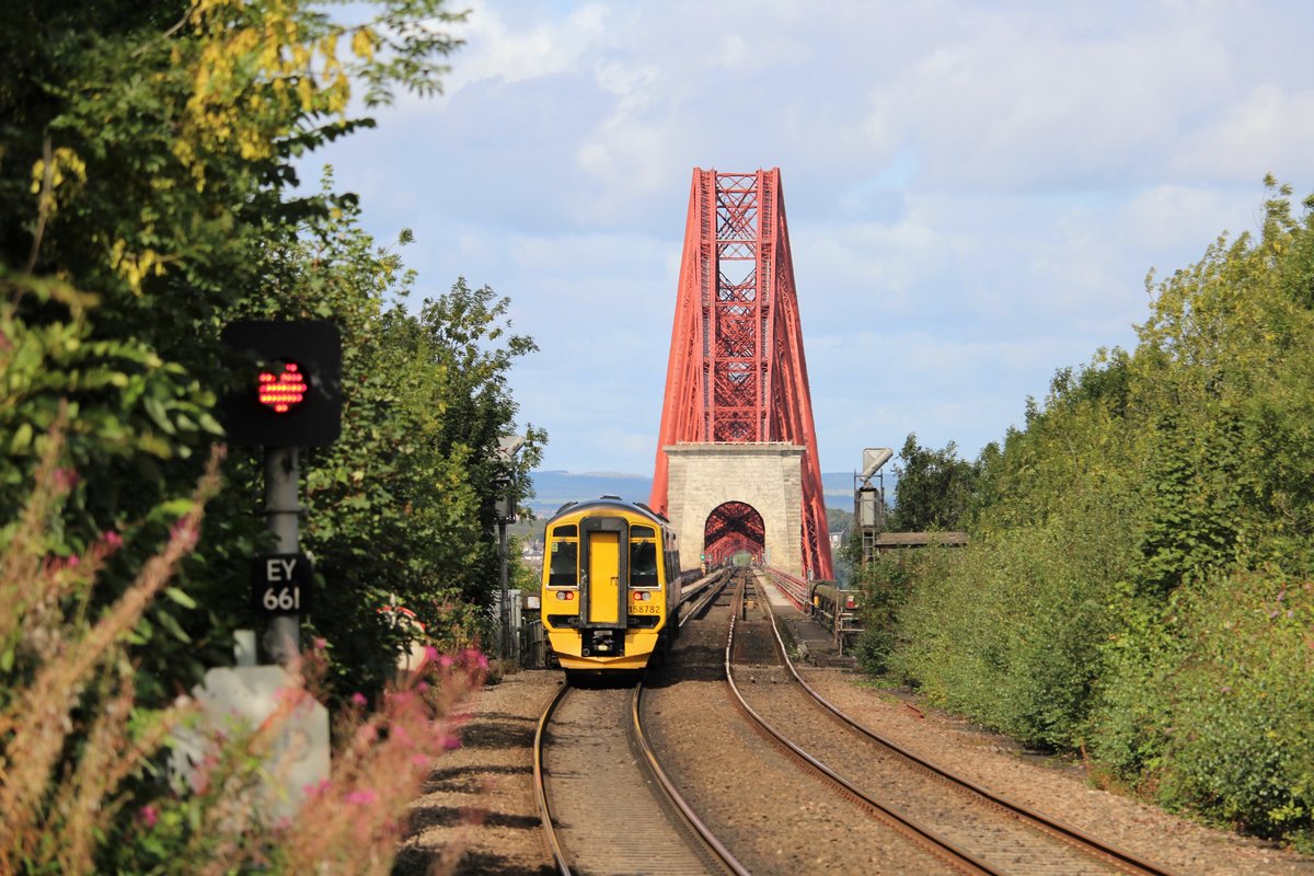 Ein Zug verlässt den Bahnhof Dalmeny um auf die Brücke in Richtung North Queensferry zu fahren. August 2018