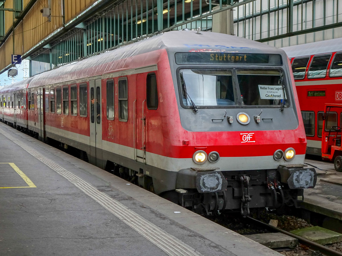 Ein Zug der Wedler Franz Logistik im Auftrag von Go Ahead als RE90 aus Nürnberg in Stuttgart Hbf, 15.12.2019.