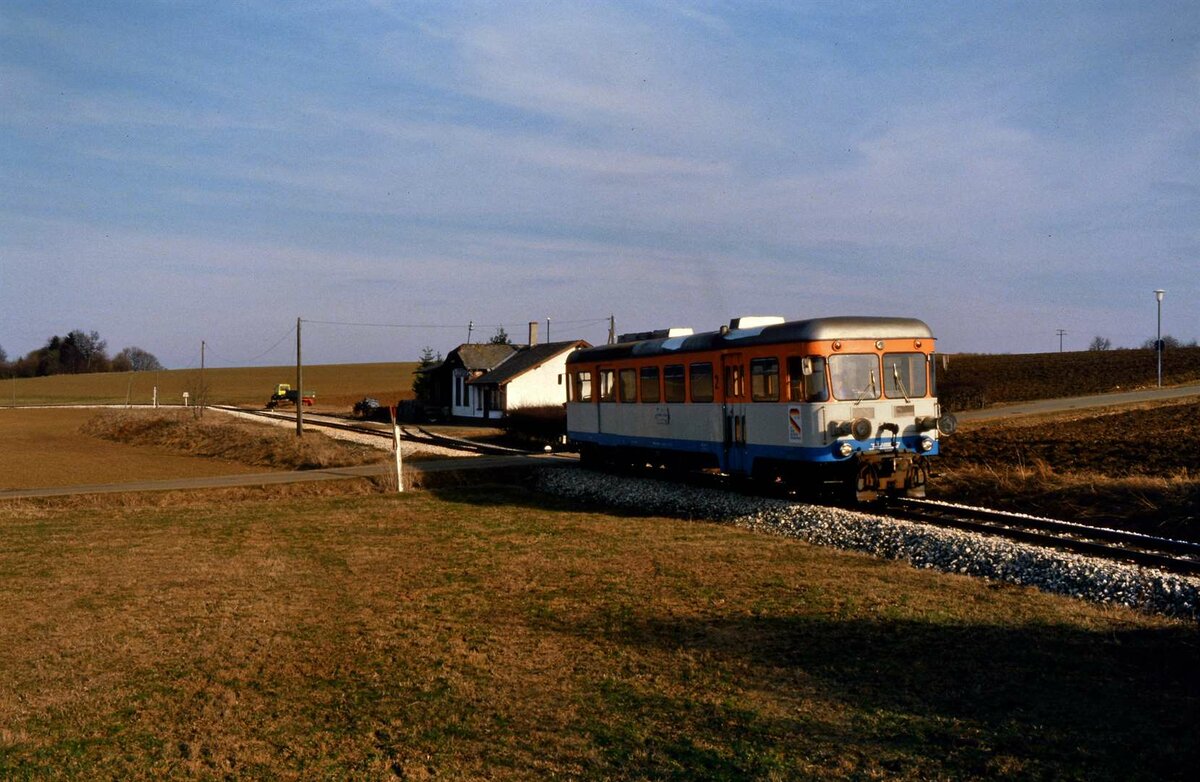 Ein Zug der WEG, der vom Bahnhof Oppingen nach Laichingen aufbrach. Züge des  Albbähnle  fahren auch bis hierher.
Eindruck vom 01.04.1985. 