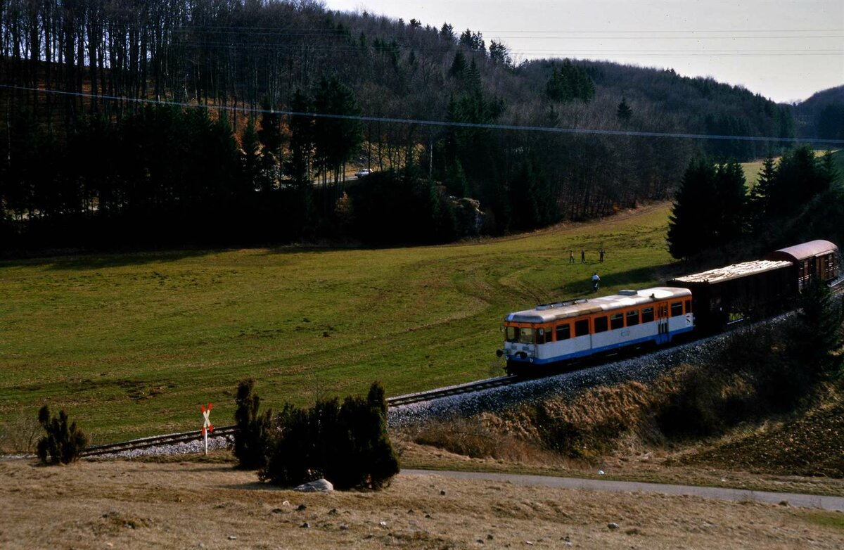Ein Zug der WEG-Nebenbahn Amstetten-Laichingen fährt am 13.04.1985 zwischen Oppingen und Amstetten talabwärts. 