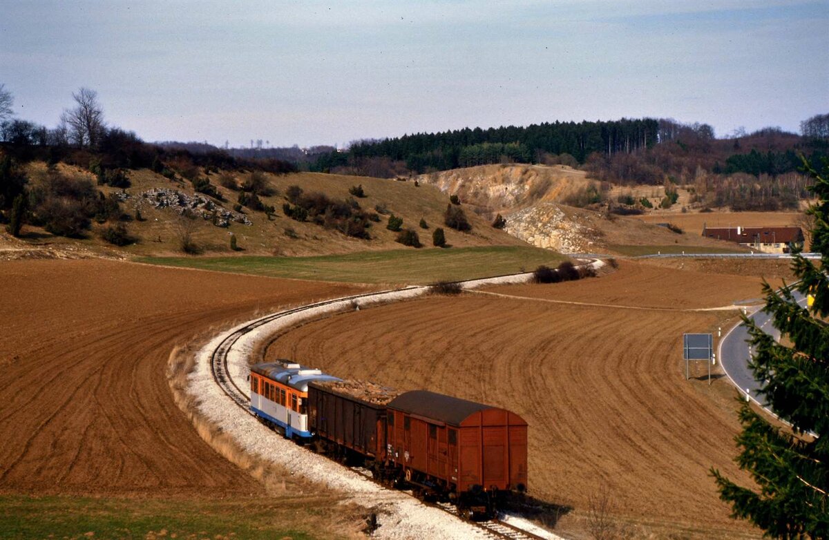 Ein Zug der WEG-Nebenbahn Amstetten-Laichingen ist hier am 13.04.1985 schon in der Nähe von Amstetten.