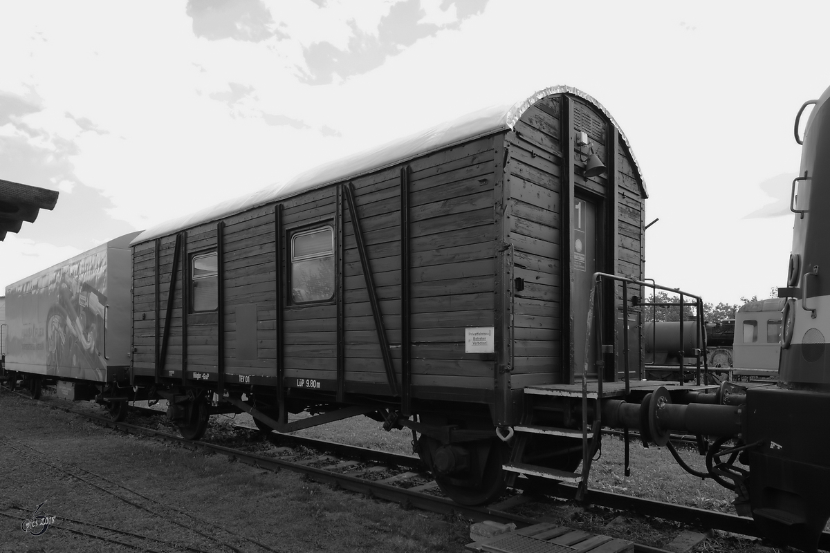 Ein Zugbegleitwagen Mitte August 2018 im Eisenbahnmuseum Weimar.