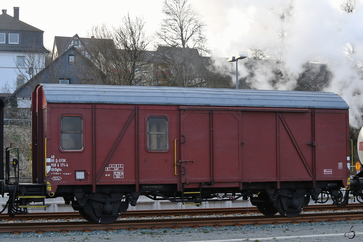 Ein Zugbegleitwahen Ende März 2019 am Bahnhof Erndtebrück.