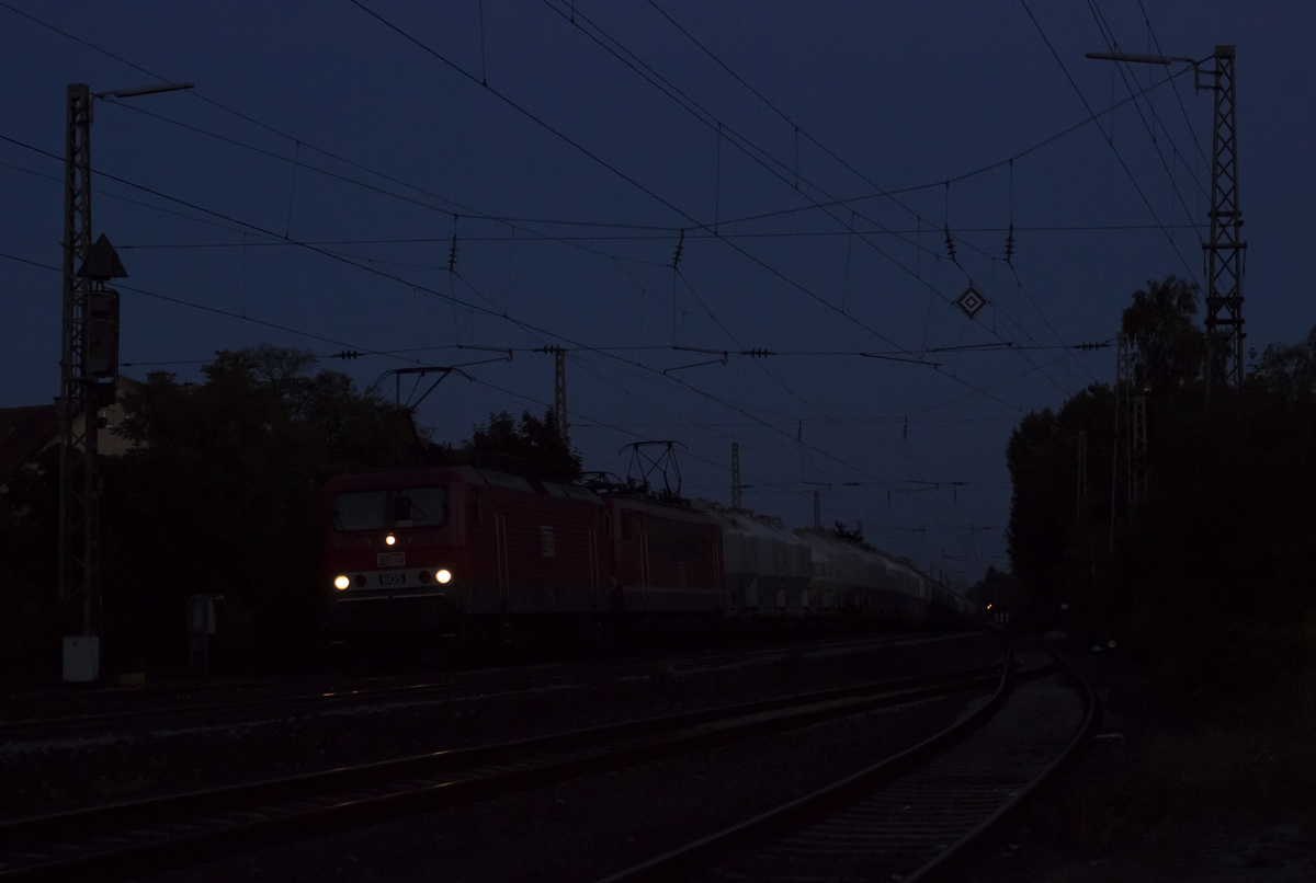 Ein Zugratebild - dieses einsame Spitzensignal wird in Krze mit seinem Zug den Bahnhof Bamberg durchfahren. Hier zeigen sich dann auch so langsam die Schwchen eines APS-C Sensors ;) 
Auf der Suche nach des Rtsels Lsung empfehle ich einen dunklen Hintergrund und Raum (05.09.2013)