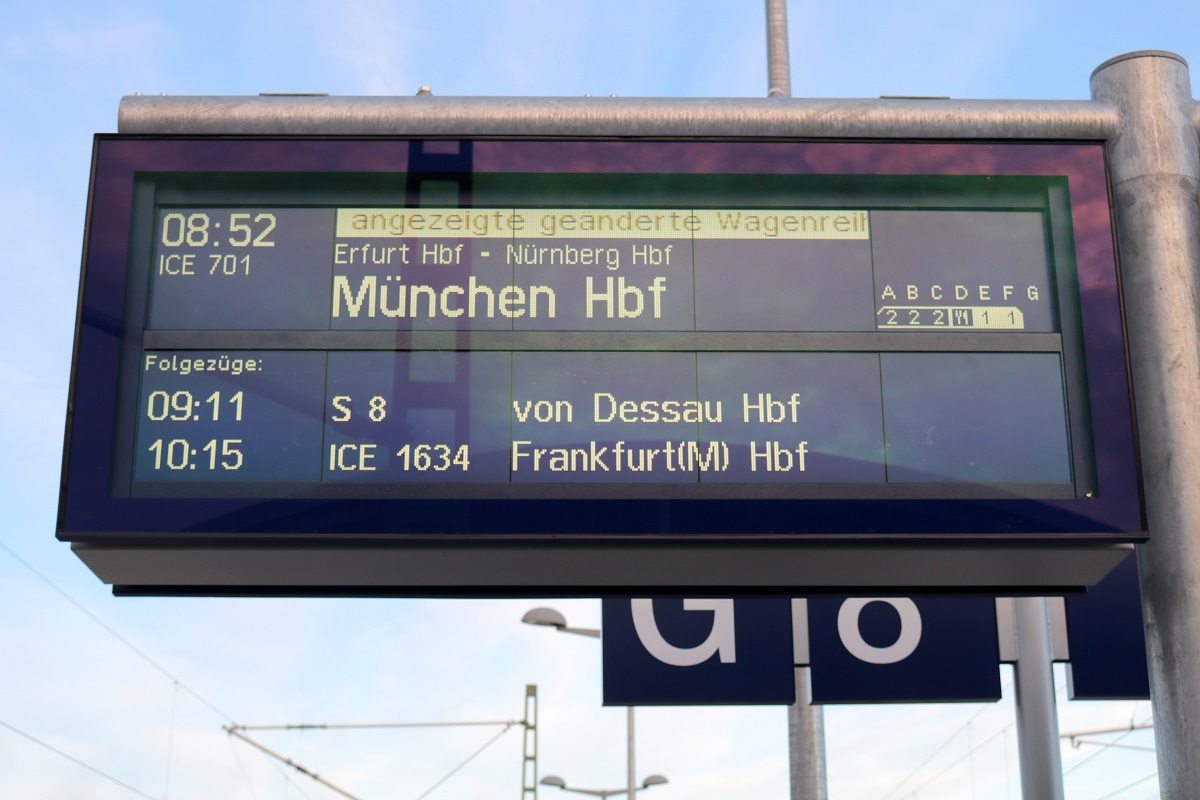 Ein Zugzielanzeiger in Halle(Saale)Hbf auf Gleis 8 kündigt ICE 701 (Linie 18) von Berlin Hbf (tief) nach München Hbf an, den ersten planmäßigen ICE in Halle(Saale)Hbf über die VDE 8. [10.12.2017 | 8:39 Uhr]
