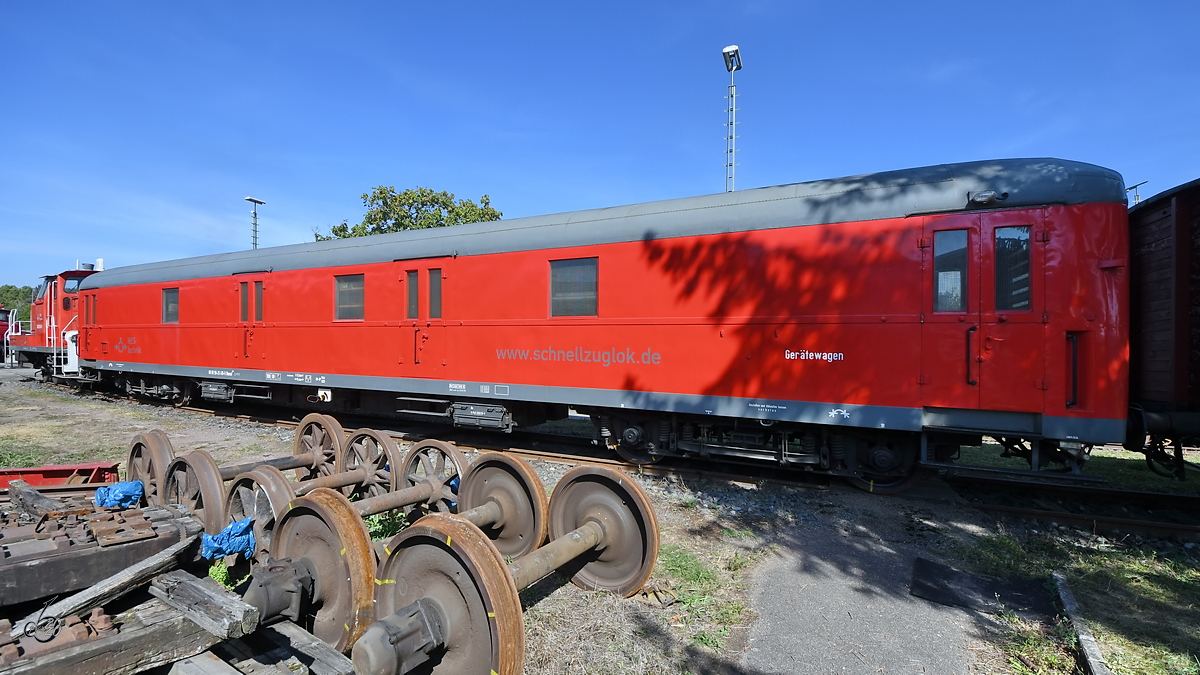 Ein zum Gerätewagen umbebauter alter Personenwagen Mitte September 2019 im Eisenbahnmuseum Heilbronn.