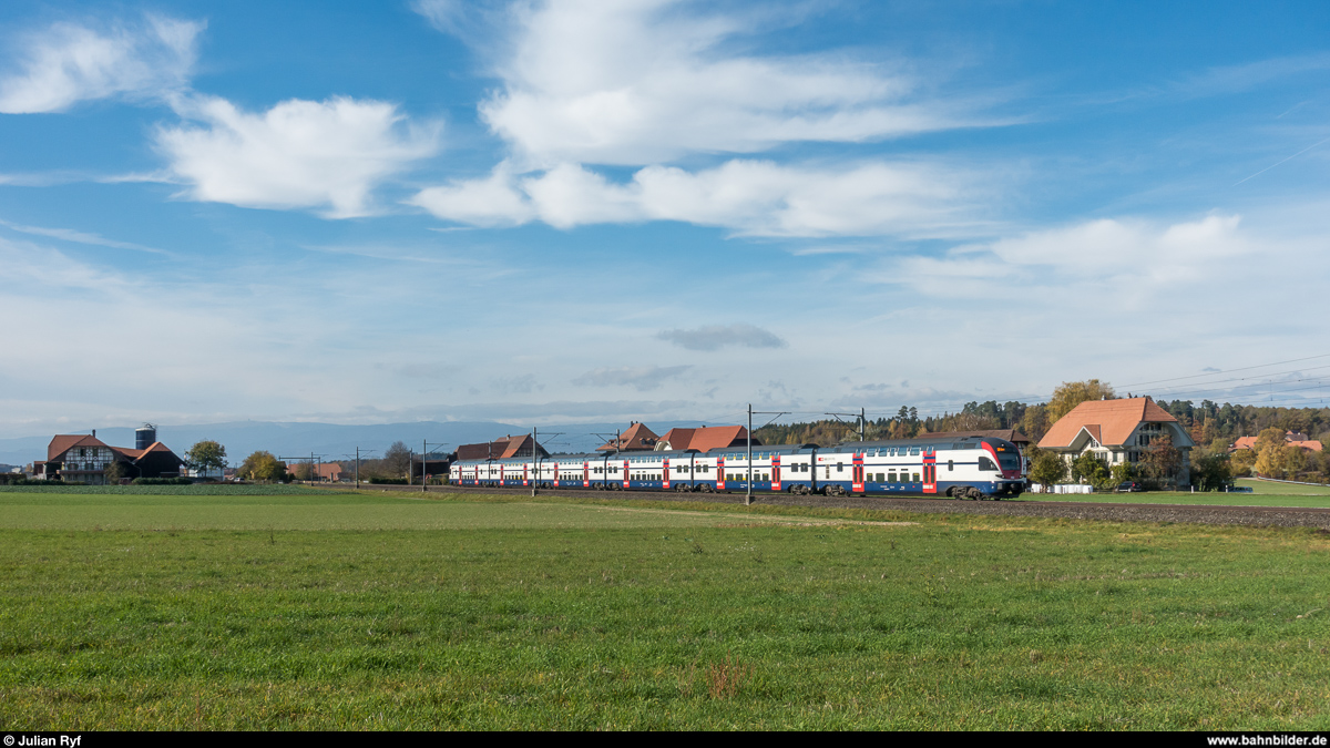 Ein ZVV-RVD ist am 28. Oktober 2017 auf dem RE Biel - Bern unterwegs. Aufgenommen in Schwanden bei Schüpfen.