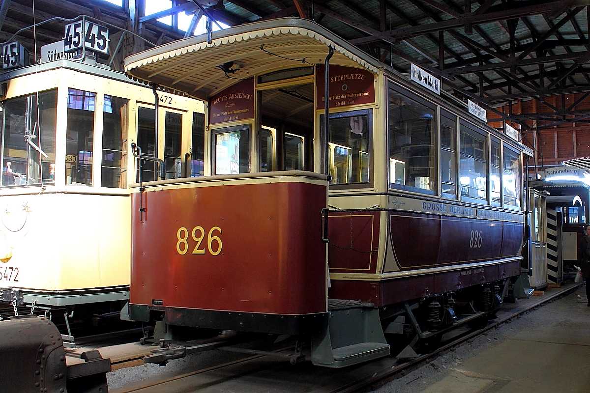 Ein zweispänniger Pferdebahnwagen mit der Betriebsnummer 826 aus dem Jahre 1889.
Bauherr war die Große Berliner Pferdeeisenbahn.
So gesehen am Tag der offenen Tür in der Außenstelle des DTM Berlin in der Monumentenstraße in Berlin Neukölln am 27.09.2015 zum 150-jährigen Jubiläum der Berliner Straßenbahn.

