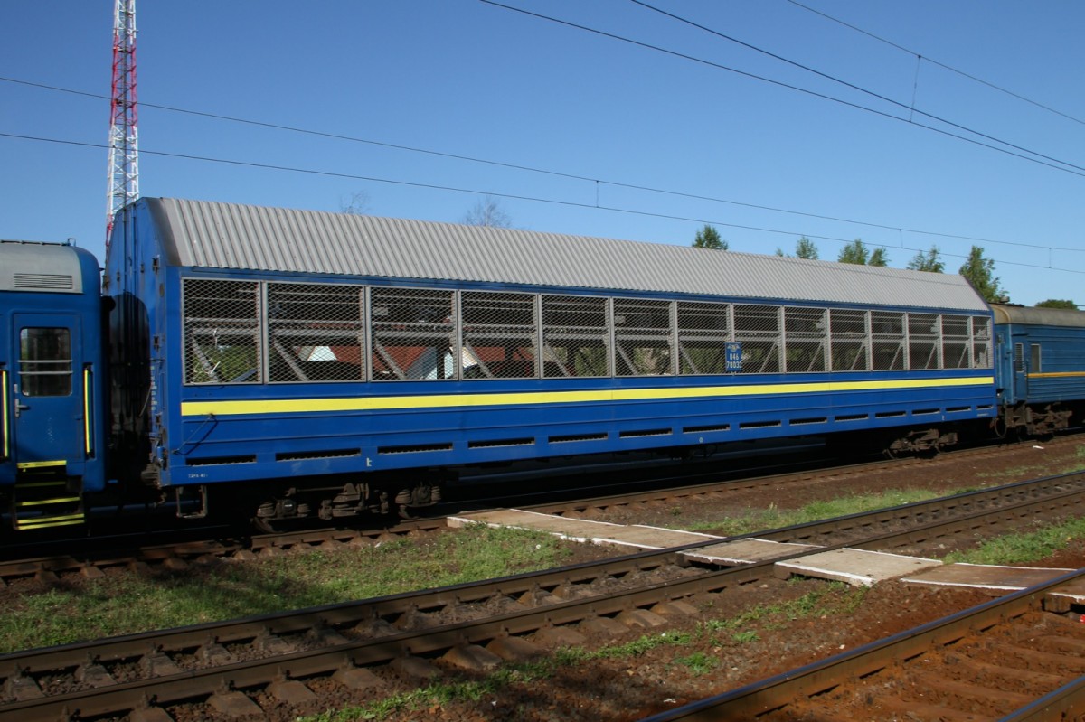 Ein  zweistockiger Autoreisezug Wagon an vorletzter Position am 13.6.15 im Bahnhof von Zwitkobe.