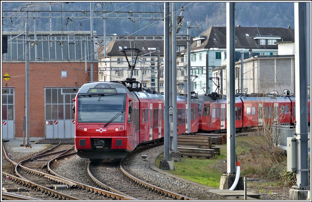 Ein Zweistromtriebwagen Be 514  fährt als S10 auf den Uetliberg. Nächster Halt ist Zürich Binz unmittelbar nach dem Depot in Zürich Giesshübel. (09.01.2020)