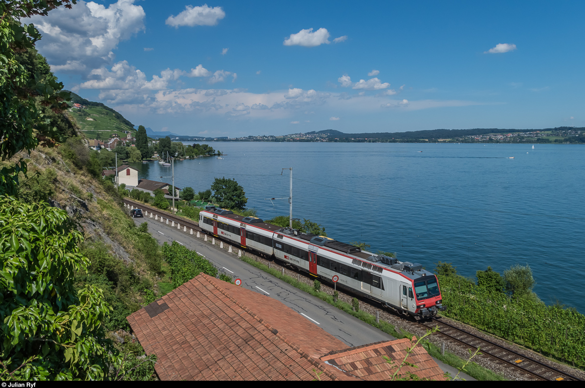 Ein zweiteiliger DOMINO fährt am 18. Juli 2016 zwischen Twann und Ligerz dem Bielersee entlang.