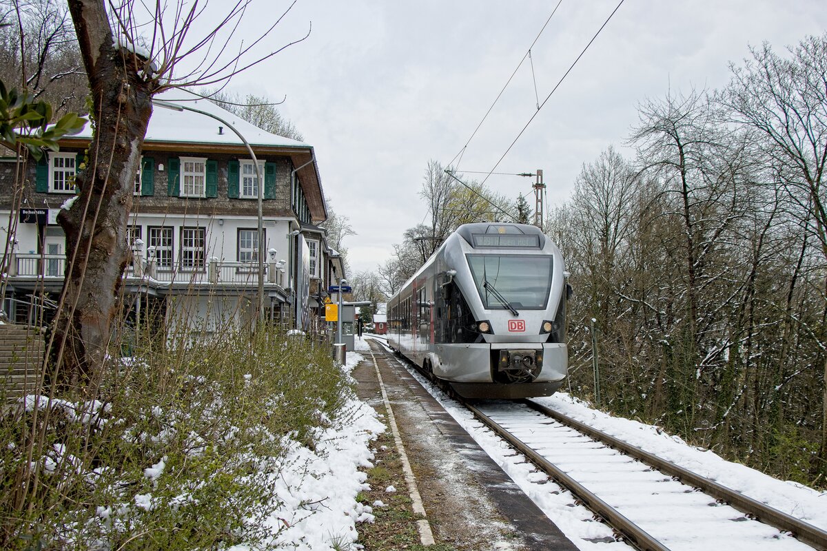 Ein Zweiteiliger FLIRT als RB 91 am Bahnhof Letmathe-Dechenhöhle (02.04.2022)