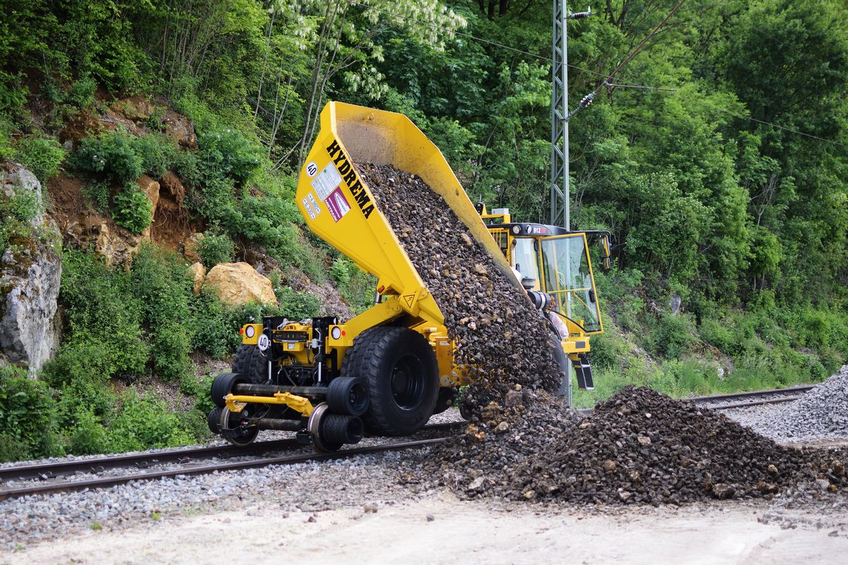 Ein Zweiwege-Dumper von Hydrema ist am 23. Mai 2018 damit beauftragt, alten Gleisschotter zum Weitertransport auf einen Parkplatz in Westerstetten, der einige Meter von der Baustelle entfernt liegt, zu schütten.  