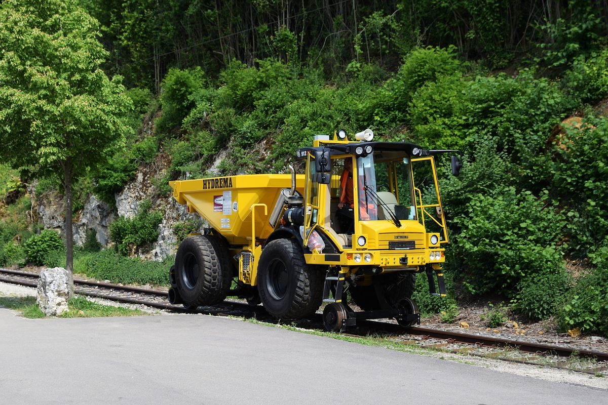 Ein Zweiwege-Dumper von Hydrema fährt am 23. Mai 2018 Gleisschotter von einer Baustelle zu einem provisorischen Umladeplatz in Westerstetten. 