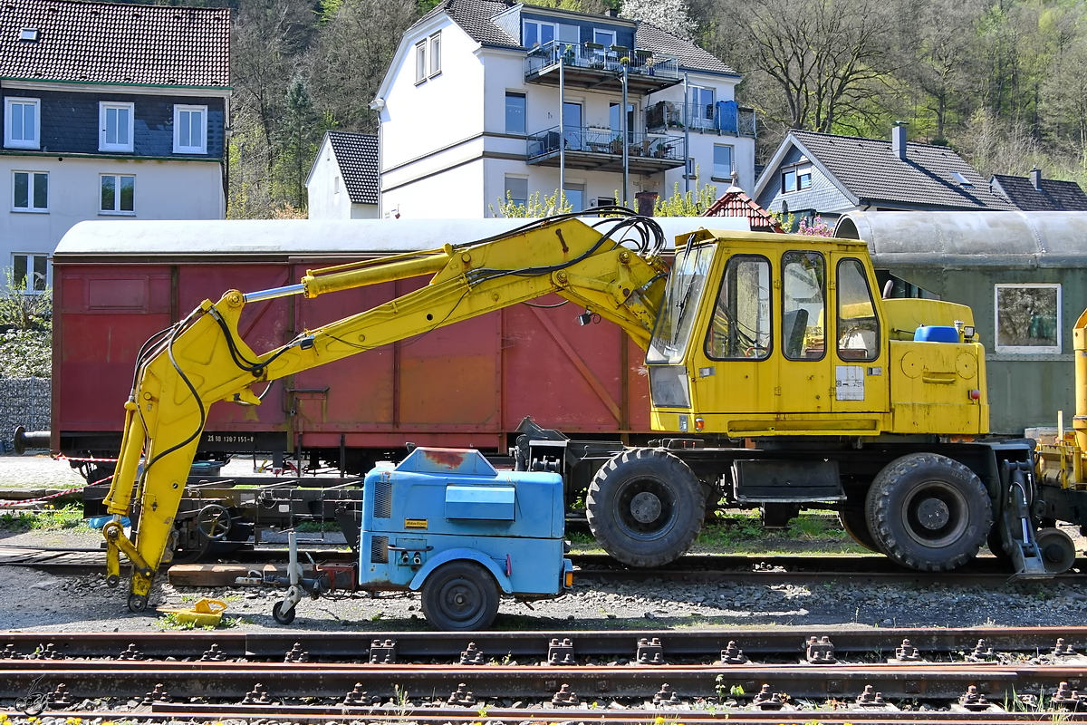 Ein Zweiwegebagger Ende April 2019 in Radevormwald-Dahlhausen (Wupper).