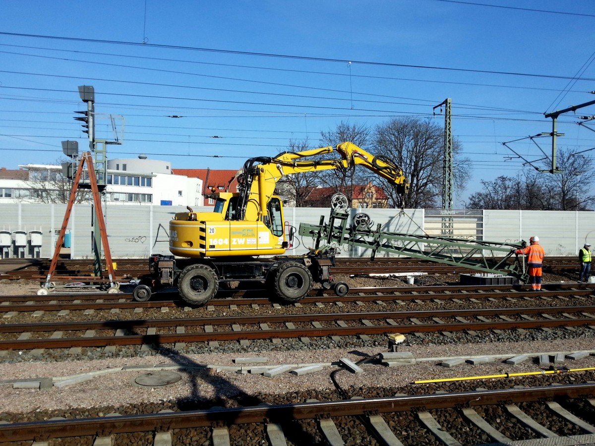 Ein Zweiwegebagger vom Typ Atlas 1604 der Firma SPL Powerlines, am 09.03.2014 bei Bauarbeiten in Erfurt Hbf.