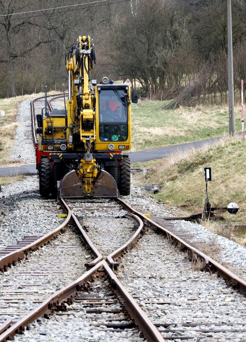  Ein Zweiwegebagger in Zubrnice.02.04.2022 14:10 Uhr.
Blick auf die Streckenverlängerung Richtung Lovečkovice, geplant später bis Úštěk (deutsch Auscha)
