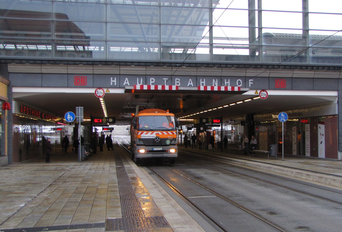 Ein Zweiwegefahrzeug der EVAG auf Schienensuberungsfahrt am 25.01.2015 am Erfurter Hauptbahnhof.