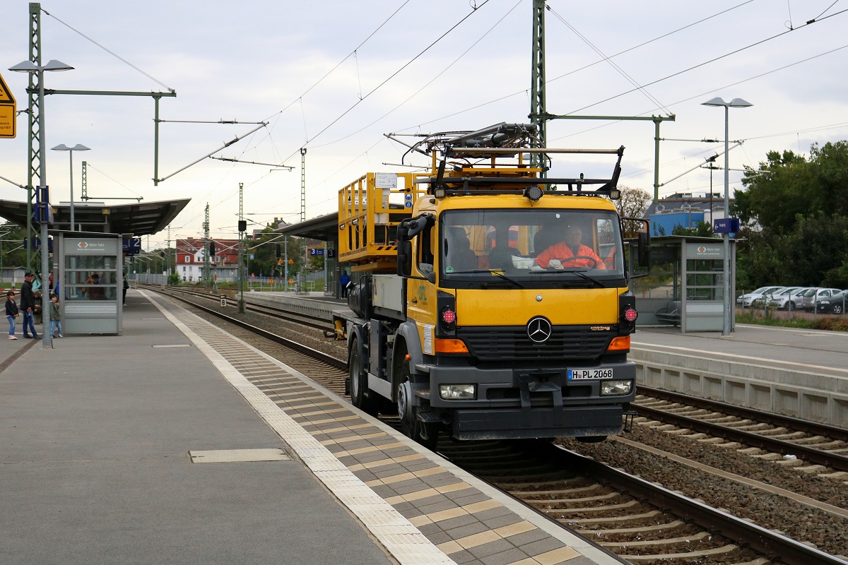 Ein Zweiwegefahrzeug von Mercedes-Benz inkl. Pantograph durchfährt den Bahnhof Merseburg auf der Bahnstrecke Halle–Bebra (KBS 580) auf Gleis 2. [9.9.2017 | 11:55 Uhr]